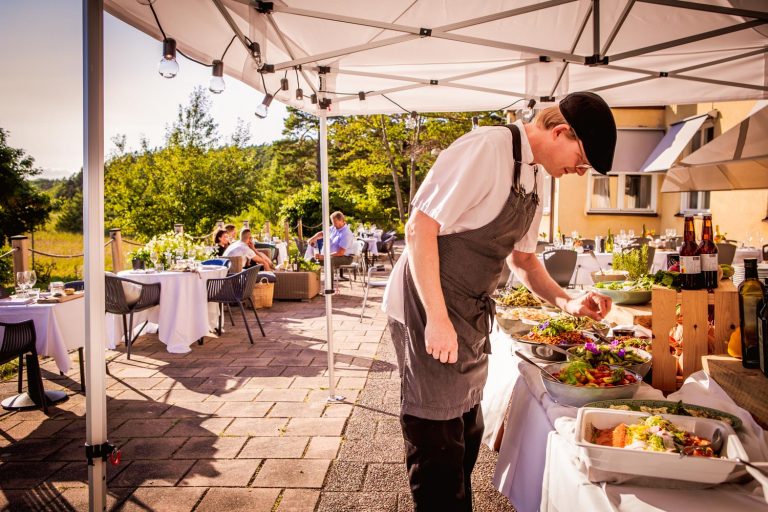 Brunch på Almåsa, bild på havssterrassen där köksmästaren snyggar till buffén