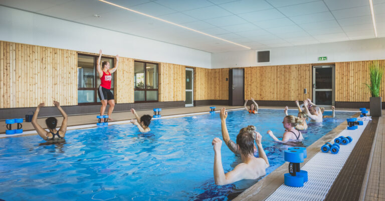 Vattengympa i simbassängen med Kela som instruktör